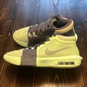 Nike Men's LeBron Witness 8 VIII Green and Gray Basketball Shoes